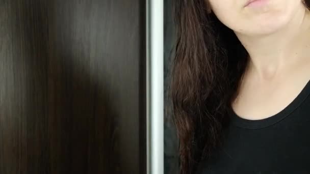 Γυναίκα Βουρτσίζει Μαλλιά Της Μετά Ντους Υψηλής Ποιότητας Υλικό Fullhd — Αρχείο Βίντεο