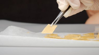 Cımbız, sigara içmek için yüksek oranda kenevir ve kuru reçine içerir..