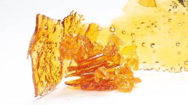 Yüksek thc özü kenevir ağdasıyla altın kırıntısı.