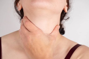 Boğazını tutan kadın, boğaz ağrısı..