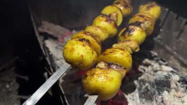 Domuz yağlı patates ve kömürlü mantar. Yüksek kalite 4k görüntü