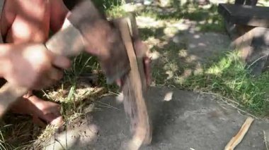 Bir baltayla odun kırın ateş yakmak için odun kırın. Yüksek kalite 4k görüntü