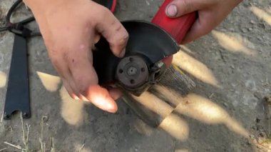 Öğütücüye tekerlek takmak. Yüksek kalite 4k görüntü