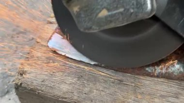 Kıyma makinesiyle baltayı bilemek. Yüksek kalite 4k görüntü