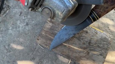 Öğütücüyle et bıçağını keskinleştirmek. Yüksek kalite 4k görüntü