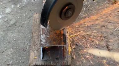 Öğütücüyle metal profil borusunu kesmek. Yüksek kalite 4k görüntü
