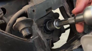 Bir bujiyi ingiliz anahtarıyla scooter 'a sıkıştırmak. Yüksek kalite 4k görüntü