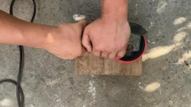Zımpara makinesiyle tahta bir tahtanın yüzeyini zımparalıyorum. Yüksek kalite 4k görüntü