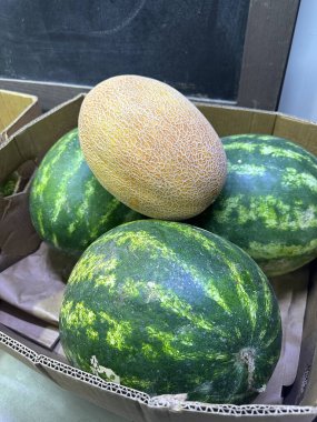 Karpuz ve karpuz bir mağazada sergileniyor.