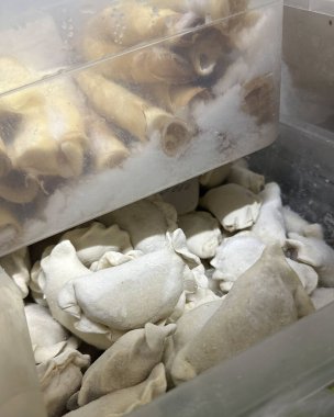 Donmuş yarı bitmiş ürünler buzdolabında vareniki peynirli kekler..