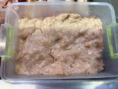 Dükkandaki tepside kıyma.