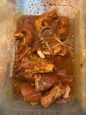 Domuz eti için domates salamurası tepside..