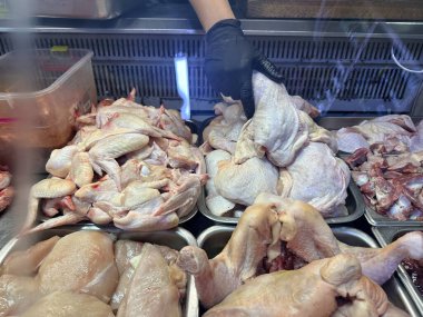 İçinde tavuk eti olan kasap dükkanı penceresi.