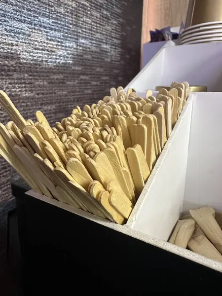 Kahve makinesinde kahve yapmak için kahve çubuğu ve şeker..