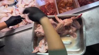Tezgahta taze tavuk kanadı sergileniyor. Yüksek kalite 4k görüntü