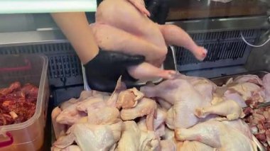 Kasap dükkanında metal tabakta tavuk. Yüksek kalite 4k görüntü