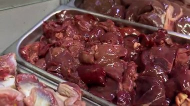 Çeşitli et çeşitlerine sahip bir tezgah. Yüksek kalite 4k görüntü