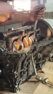 Tamirat için motoru sökerken, tamirci vidaları söker. Yüksek kalite 4k görüntü