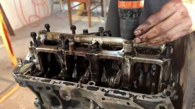 Tamirci silindirleri doldurmak için araba motorunu parçalara ayırıyor. Yüksek kalite 4k görüntü