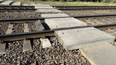 Tren raylardan geçerek banliyö tren istasyonuna gidiyor..