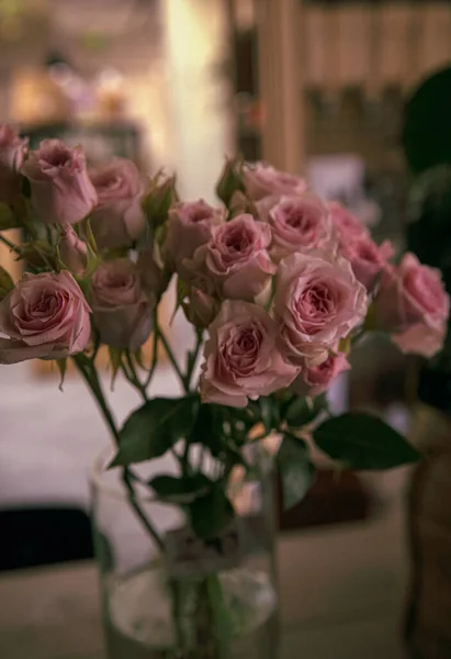 Rosa Rosen Der Vase Auf Dem Tisch — Stockfoto