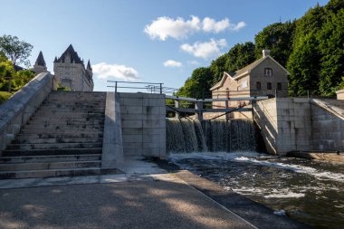 Ottawa uçağı Ontario, Kanada 'daki Rideau Kanalı' na kilitlendi.