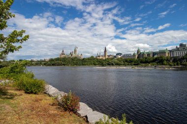 Ottawa şehrinin Jacques-Cartier Parkı ve Hull, Quebec 'in Ottawa Nehri manzarası
