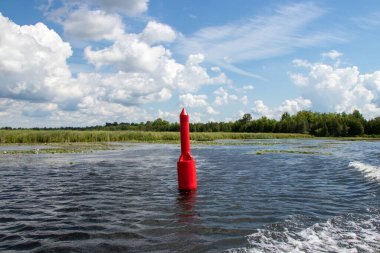 Kanada, Ontario 'daki Tay Nehri' nin küçük gemi rotasında kırmızı navigasyon işareti.