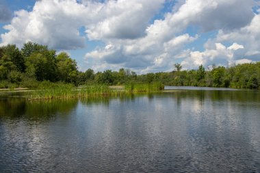 Ontario, Kanada 'da bir yaz gününde Tay Nehri üzerinde güneş ve bulutlar