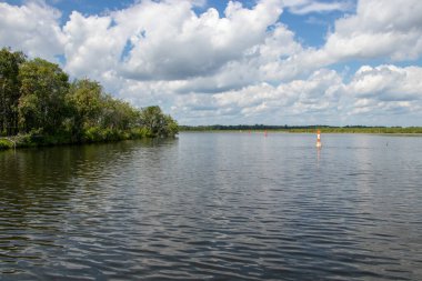 Ontario, Kanada 'da bir yaz gününde Tay Nehri üzerinde güneş ve bulutlar
