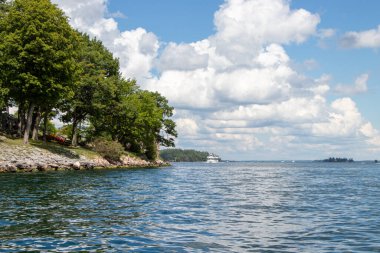 Heart Island 'a giden bir tur teknesi ünlü Boldt Kalesi' ne turist götürüyor..