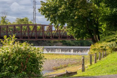Şelale ve köprü Roma 'da bir parkta, NY Erie Kanalı' nda