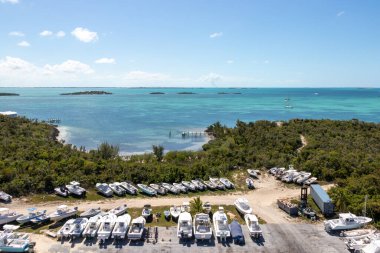 Umut Şehri, Elbow Cay, Bahamalar - 8 Mayıs 2023: Umut Kasabası, Abaco, Bahamalar 'daki Deniz feneri limanında tekneler