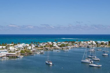 Hope Town, Elbow Cay, Bahamalar - 8 Mayıs 2023: Abaco 'daki Hope Town limanı ve yerleşim yeri. Kasaba 2019 Kasırgası 'ndan sonra yeniden inşa edildi. Dorian Kasırgası birçok binayı yıktı..