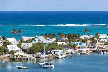 Hope Town, Elbow Cay, Bahamas - 8 Mayıs 2023 Umut Kasabası 'ndaki liman ve Elbow Lighthouse' dan Atlantik Okyanusu manzarası.