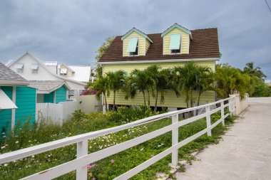 Umut Şehri, Dirsek Koyu, Bahamalar - 16 Mayıs 2023: Umut Kasabası 'nın dar sokaklarındaki tipik evler
