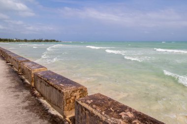 Grand Bahama Adası 'ndaki Williams Town' da dalgalar