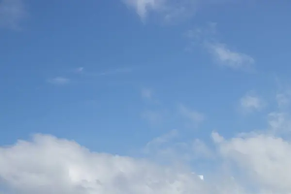 Nuvens Brancas Fofas Contra Fundo Azul Céu Dia Ensolarado — Fotografia de Stock