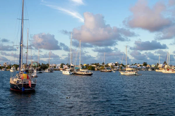 2023年5月8日 巴哈马Elbow礁希望镇 在巴哈马Elbow礁希望镇港口锚泊场的船只 — 图库照片