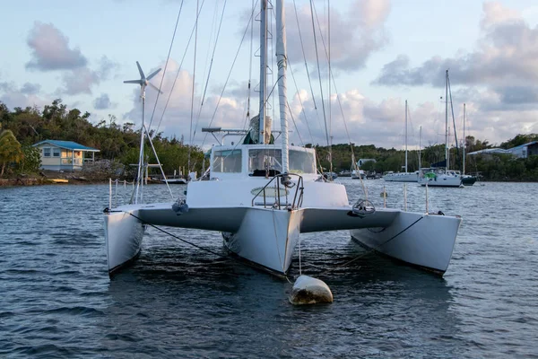 在巴哈马希望镇港口的一个系泊浮标上的一艘旧船 — 图库照片
