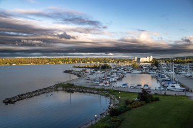 Owen Sound, Ontario, Kanada - 19 Ağustos 2023: Gürcistan Yat Kulübü, Georgian Bay Marina ve Owen Sound 'daki tahıl asansörleri bulutlu bir yaz gününde.