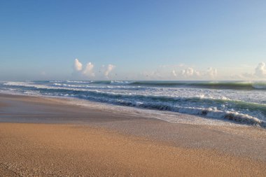 Stuart, Florida 'da kumlu bir sahilde büyük dalgalar kopuyor.