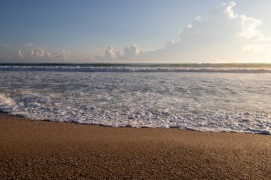 Stuart, Florida 'da, Atlantik kıyısında kumlu bir sahilde dalgalar