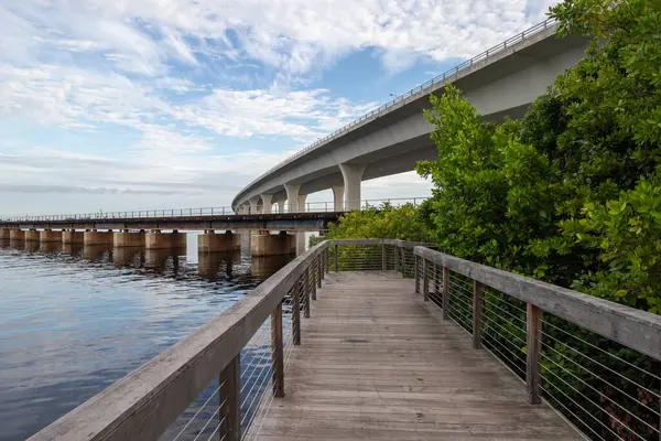 Stuart, Florida 'daki tarihi sahil yürüyüşü sizi Roosevelt Köprüsü' nün altındaki St. Lucie nehri boyunca götürür.