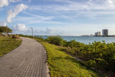 West Palm Beach, Florida, ABD - 6 Kasım 2023: Brick yürüyüş yolu Batı Palm ve Lake Worth manzaralı Peanut Adası 'nın çevresini dolaşır.