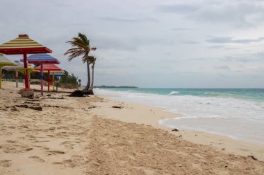 Rüzgarlı bir günde kumsalda güzel renkli pergolalar