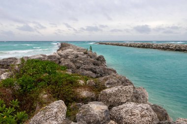 Büyük Bahama Adası 'nda bulutlu bir günde kaya iskelesinde dalgalar kırılıyor.