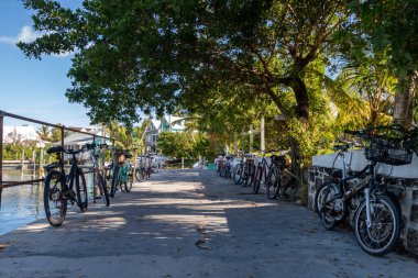 Hope Town, Abacos, Bahamalar - 26 Mart 2024: Bisikletler Abaco Adaları 'nda popüler bir ulaşım biçimidir.