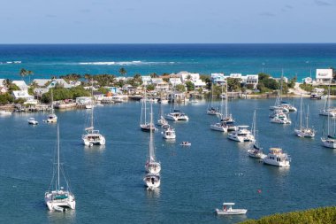 Hope Town, Abacos, Bahamalar - 26 Mart 2024: Umut Kasabası, Abacos, Bahamalar 'daki kalabalık demirleme sahasında tekneler