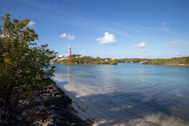 Hope Town, Abacos, Bahamalar - 26 Mart 2024: Umut Kasabası 'ndaki limanın girişindeki tarihi resif deniz feneri